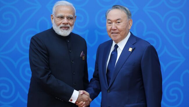 Встреча президента Казахстана Нурсултана Назарбаева и премьер-министра Индии Нарендры Моди на саммите ШОС в Астане. 8 июня 2017