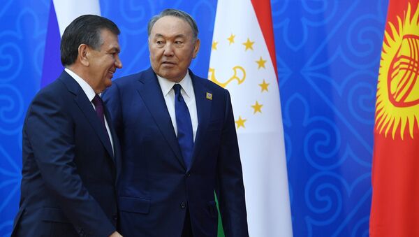 Президент Узбекистана Шавкат Мирзиеев и президент Казахстана Нурсултан Назарбаев на саммите ШОС в Астане. 9 июня 2017