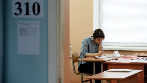 Ученица в классе перед началом единого государственного экзамена по математике в школе №168 в Новосибирске. Архивное фото