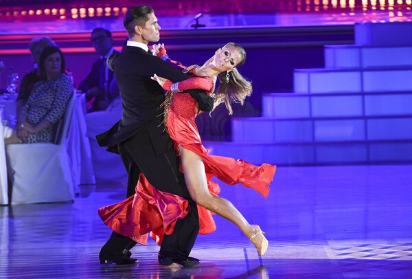 Николай Черемухин и Виктория (США) выступают на шоу Звездный Дуэт - Легенды Танца! в Кремлевском Дворце в Москве
