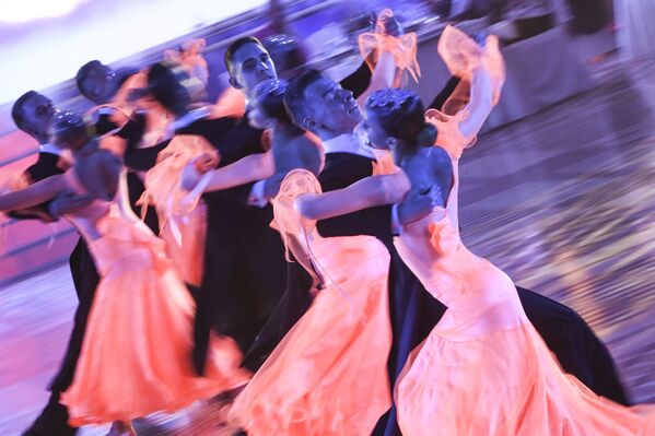 Команда формейшен Дуэт (Россия) выступает на шоу Звездный Дуэт - Легенды Танца! в Кремлевском Дворце в Москве