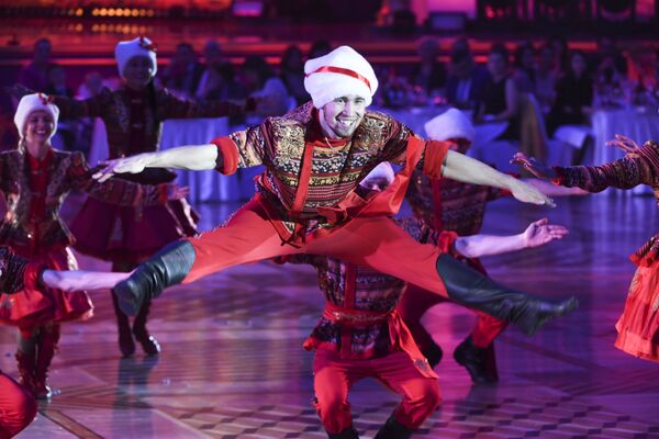 Ансамбль Тодес Аллы Духовой выступает на шоу Звездный Дуэт - Легенды Танца! в Кремлевском Дворце в Москве
