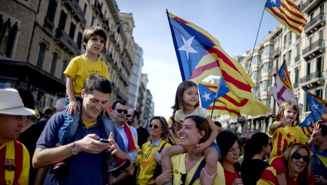 Участники митинга на площади Каталонии (Plaza Catalonia) в поддержку референдума о независимости Каталонии. Архивное фото
