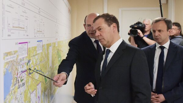 Председатель правительства РФ Дмитрий Медведев во время осмотра хода строительства Центральной кольцевой автомобильной дороги Московской области.  9 июня 2017