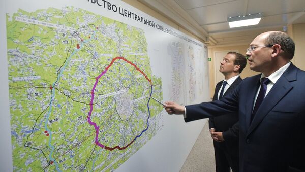 Председатель правительства РФ Дмитрий Медведев во время осмотра хода строительства Центральной кольцевой автомобильной дороги Московской области. 9 июня 2017