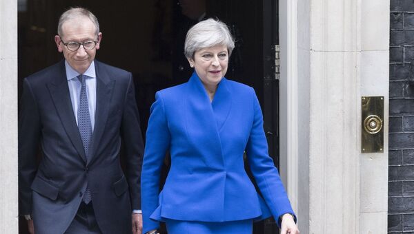 Премьер-министр Великобритании Тереза Мэй выходит из официальной резиденции на Даунинг стрит. 9 июня 2017