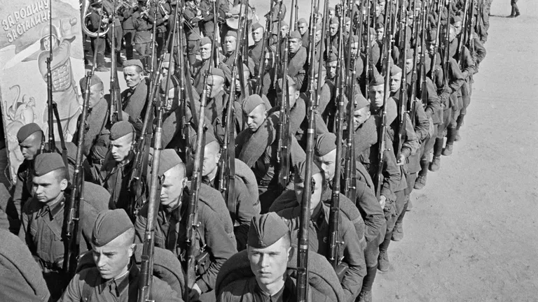 Мобилизация. Колонны бойцов движутся на фронт. Москва, 23 июня 1941 года Мобилизация. Колонны бойцов движутся на фронт. Москва, 23 июня 1941 года