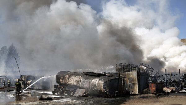 Пожарные МЧС РФ тушат возгорание на складе с горюче-смазочными материалами в Ярославле. 9 июня 2014