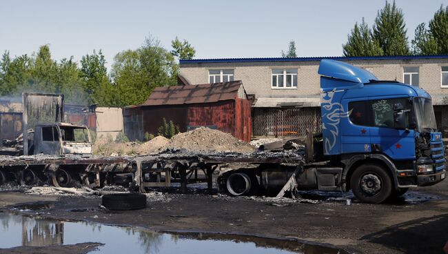 Обгоревший грузовой автомобиль, пострадавший в результате пожара на складе с горюче-смазочными материалами в Ярославле. 9 июня 2017