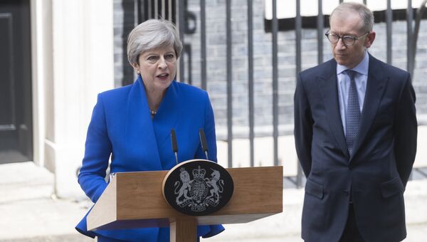 Премьер-министр Великобритании Тереза Мэй выступает у официальной резиденции на Даунинг стрит в Лондоне. 9 июня 2017