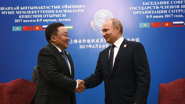Президент Монголии Цахиагийн Элбэгдорж и президент РФ Владимир Путин во время встречи после заседания совета глав государств - членов ШОС. 9 июня 2017