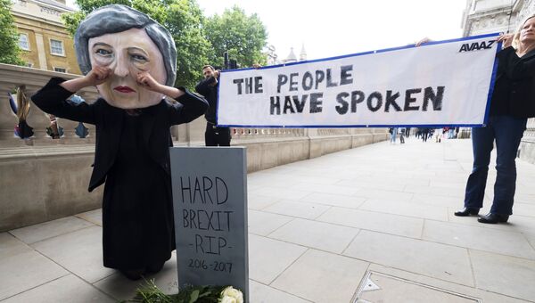 Активисты в маске Терезы Мэй у резиденции премьер-министра Великобритании на Даунинг стрит