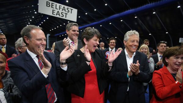Глава Североирландской демократической юнионистской партии DUP Арлен Фостер во время подведения итогов парламентских выборов в Белфасте