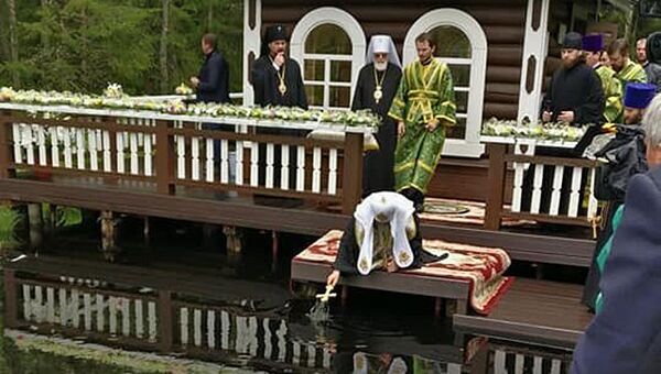 Патриарх Московский и всея Руси Кирилл освящает исток Волги