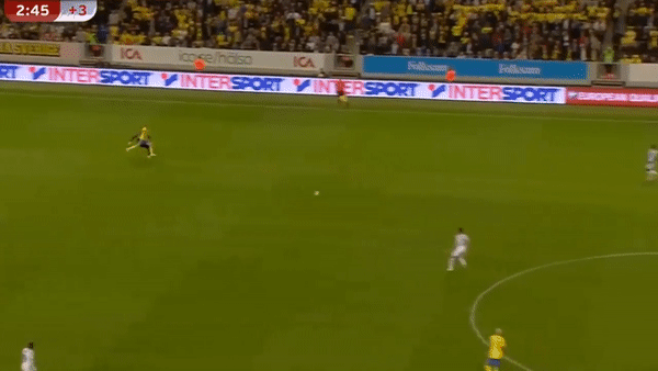 Игрок сборной Швеции забил ударом с центра поля в матче отбора ЧМ-2018 с Францией
