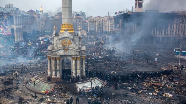 Сотрудники правоохранительных органов и сторонники оппозиции на площади Независимости в Киеве, где начались столкновения митингующих и сотрудников милиции.архивное фото