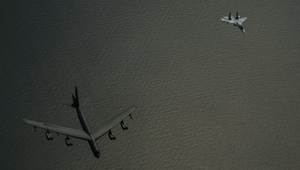 Российский истребитель Су-27 сопровождает американский бомбардировщик B-52 над Балтийским морем