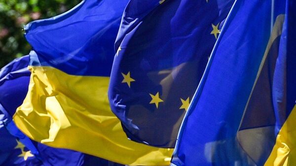 Флаги Украины и Евросоюза на церемонии по случаю введения безвизового режима между Украиной и ЕС. Архивное фото