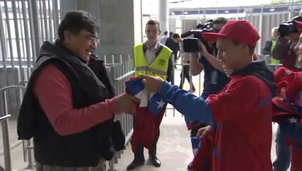 Юные футболисты на акции Gentlefan вручили подарки чилийским фанатам