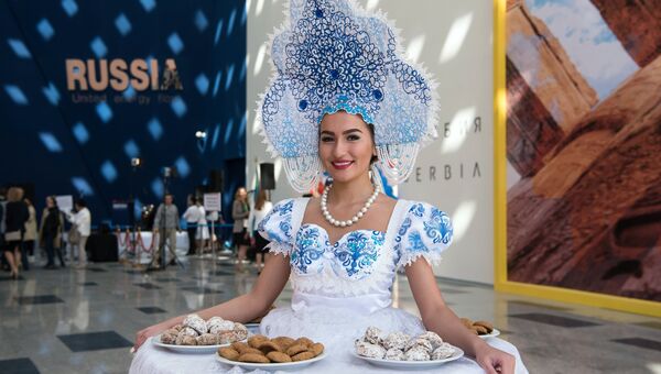 Девушка в национальном костюме на Международной специализированной выставке ЭКСПО-2017 в Астане