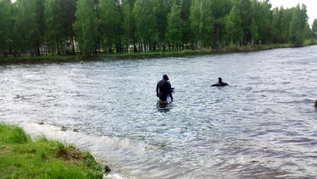 Спасатели-водолазы в поисках пропавшего ребёнка