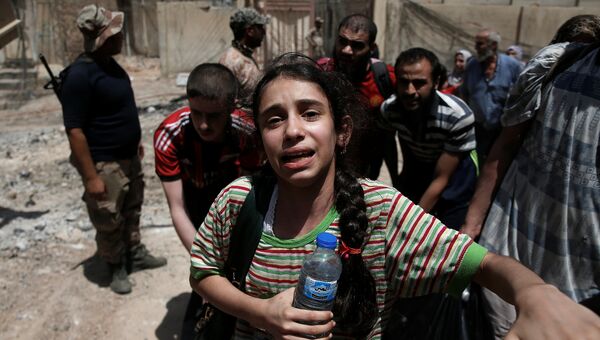 Иракская девушка во время эвакуации мирных жителей из района Аль-Занджили в Мосуле. 10 июня 2017