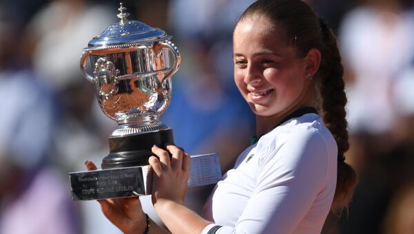 Победительница Открытого Чемпионата Франции по теннису в женском одиночном разряде Елена Остапенко