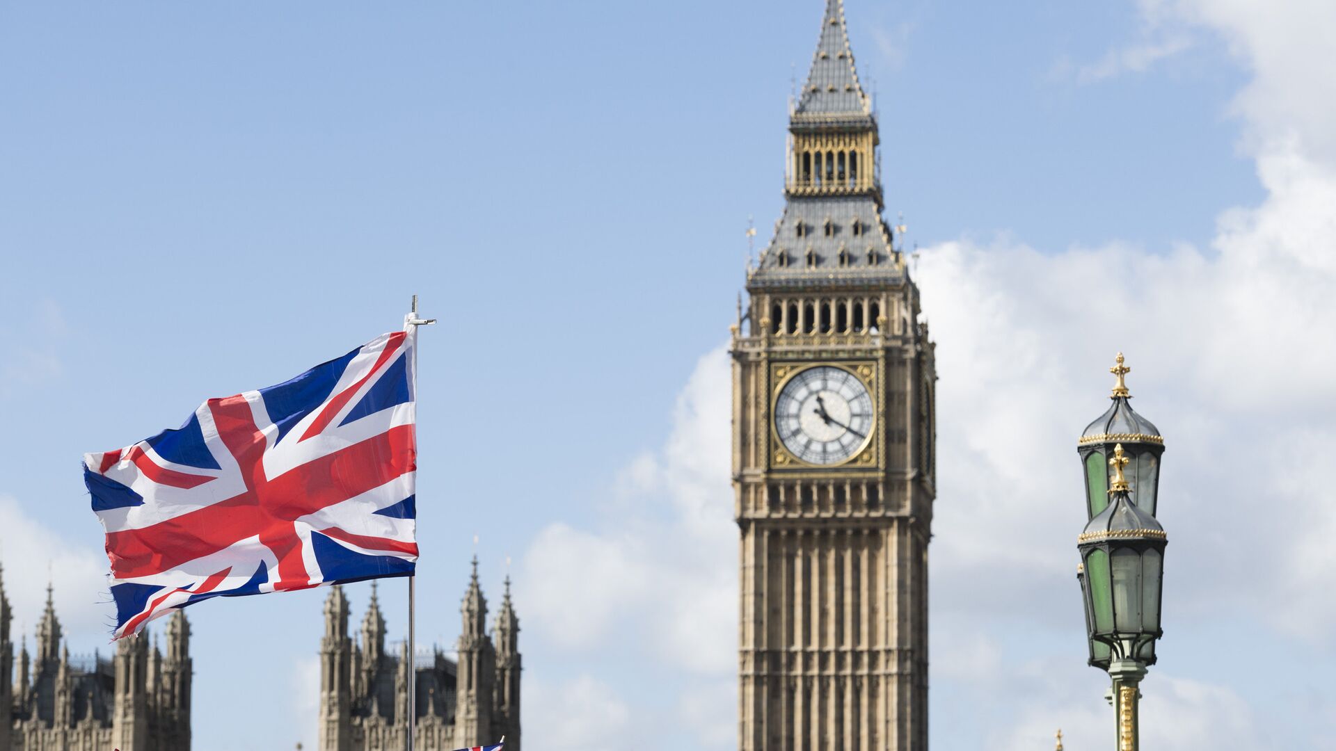 Флаг Великобритании на фоне Вестминстерского дворца в Лондоне - РИА Новости, 1920, 22.06.2022