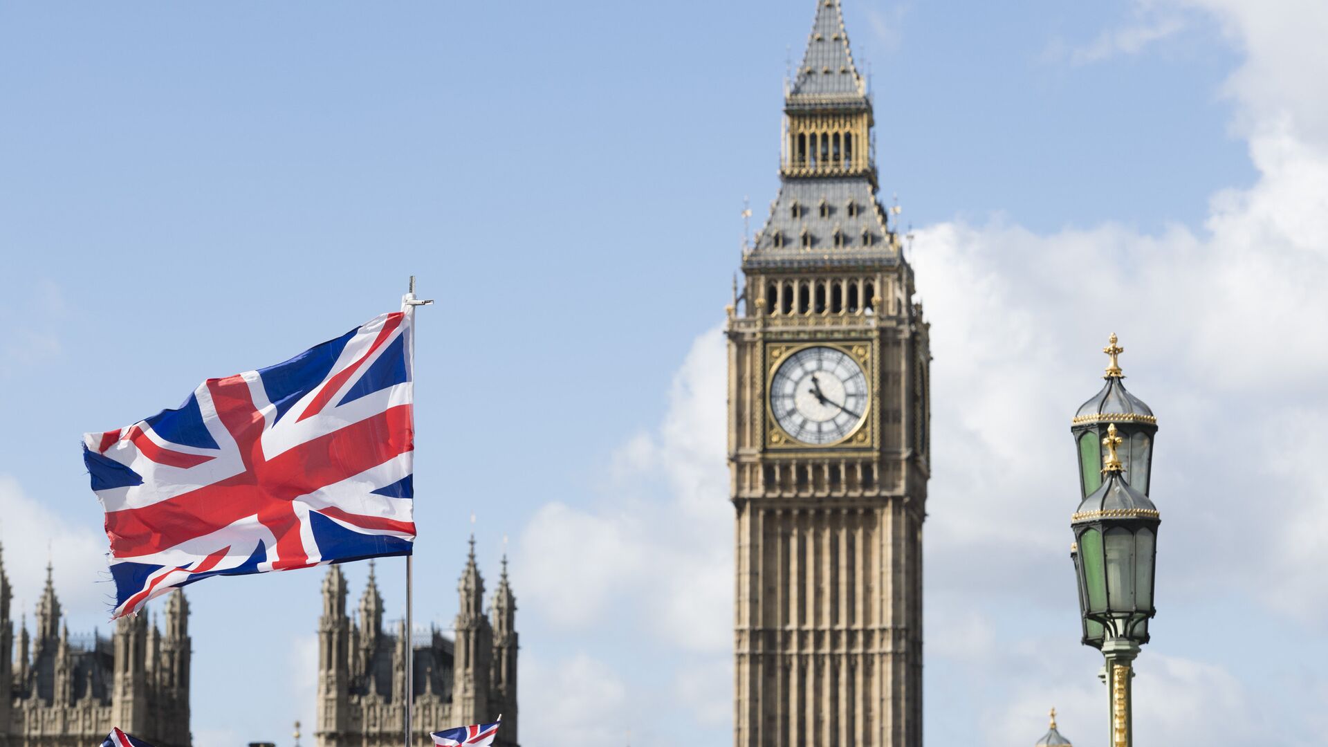 Флаг Великобритании на фоне Вестминстерского дворца в Лондоне - РИА Новости, 1920, 05.07.2022