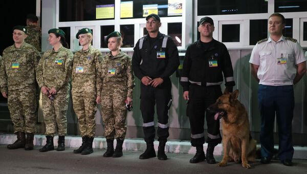 Сотрудники пограничной службы Украины на международном пункте пропуска через украинско-польскую границу