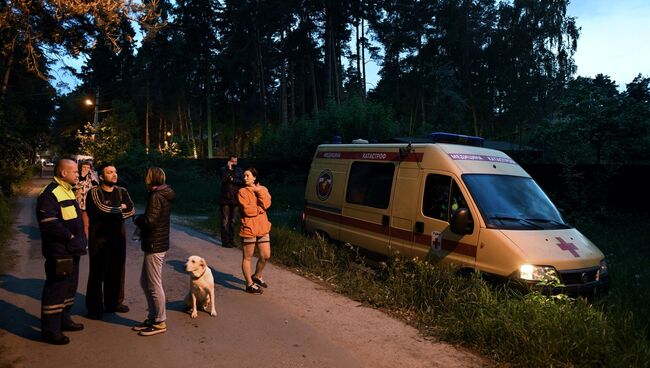 Сотрудники аварийно-спасательных служб и центра медицины катастроф дежурят на одной из улиц поселка Кратово