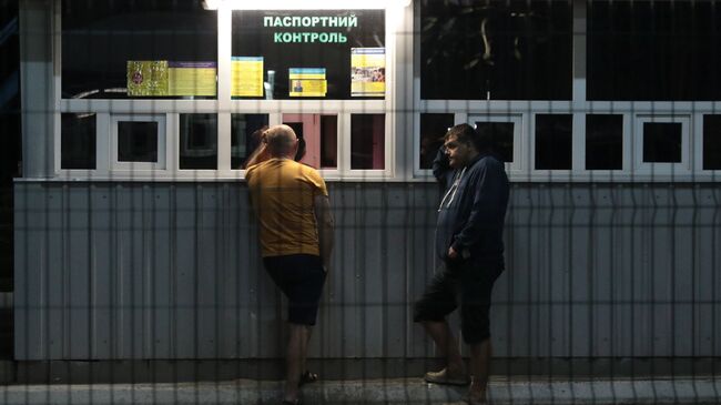 Граждане Украины на международном пункте пропуска через украинско-польскую границу. Архивное фото