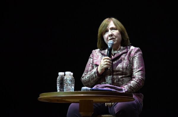 Писательница Светлана Алексиевич на своем творческом вечере Я не хочу писать о войне… Писательница Светлана Алексиевич на своем творческом вечере Я не хочу писать о войне…