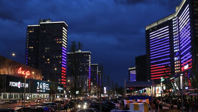 Здания на Новом Арбате в Москве, в преддверии Дня России подсвеченные цветами российского флага