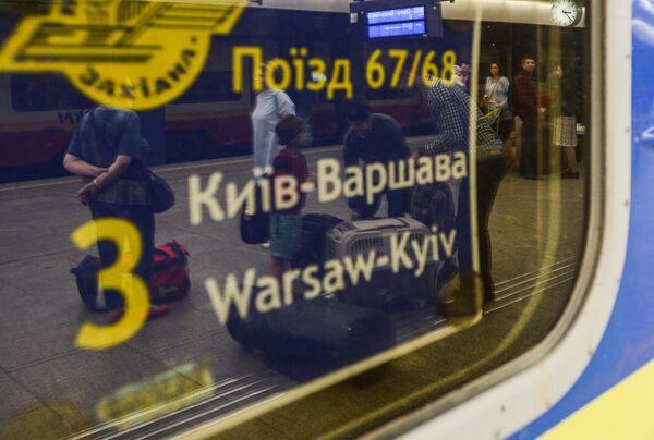 Поезд Киев-Варшава на железнодорожном вокзале польской столицы Поезд Киев-Варшава на железнодорожном вокзале польской столицы