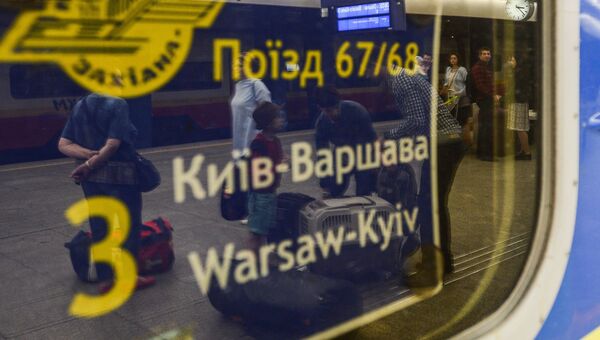 Поезд Киев-Варшава на железнодорожном вокзале польской столицы. Архивное фото