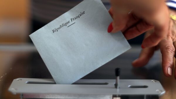Избирательный бюллетень на избирательном участке во время первого раунда французских парламентских выборов во Франции. Архивное фото