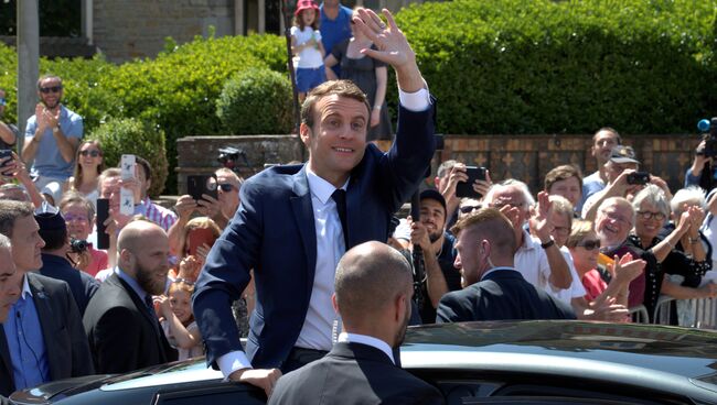 Президент Франции Эммануэль Макрон покидает избирательный участок после голосования. 11 июня 2017