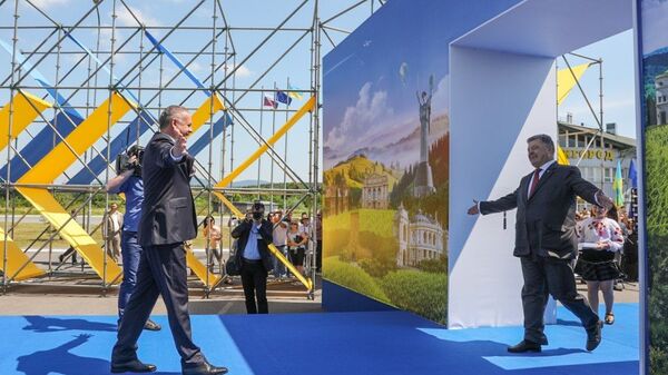 Президент Украины Петр Порошенко на церемонии по случаю начала действия безвизового режима с Евросоюзом
