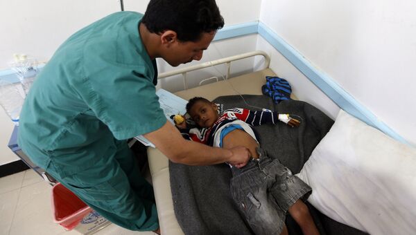 Йеменский врач проверяет ребенка, подозреваемого в заражении холерой. Архивное фото