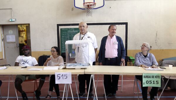 Волонтеры на избирательном участке во время первого тура парламентских выборов в Марселе, на юге Франции. 11 июня 2017