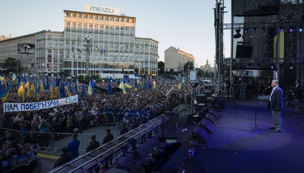 Президент Украины Петр Порошенко поздравил соотечественников с введением безвизового режима с Евросоюзом в Киеве. 10 июня 2017
