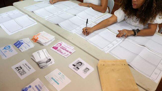 Подсчет голосов на избирательном участке в Сен-Лью 11 июня 2017