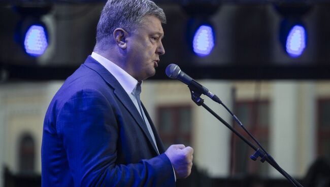 Президент Украины Петр Порошенко поздравил соотечественников с введением безвизового режима с Евросоюзом в Киеве. 10 июня 2017