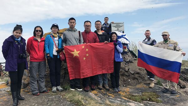 Волонтеры и китайские экологи возложили венок к памятнику на острове Соммерс