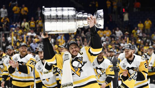 Хоккеисты Питтсбург Пингвинз добились победы над Нэшвилл Предаторз в шестом матче финала Кубка Стэнли и второй год подряд (пятый раз — в истории) выиграли самый престижный трофей в североамериканском хоккее