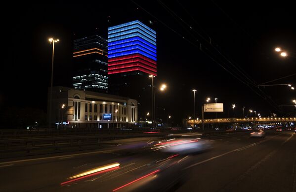 Фасад здания офиса Mail.Ru Group, подсвеченный цветами российского флага в преддверии Дня России