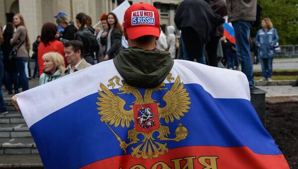 Участник праздничного митинга в честь Дня России