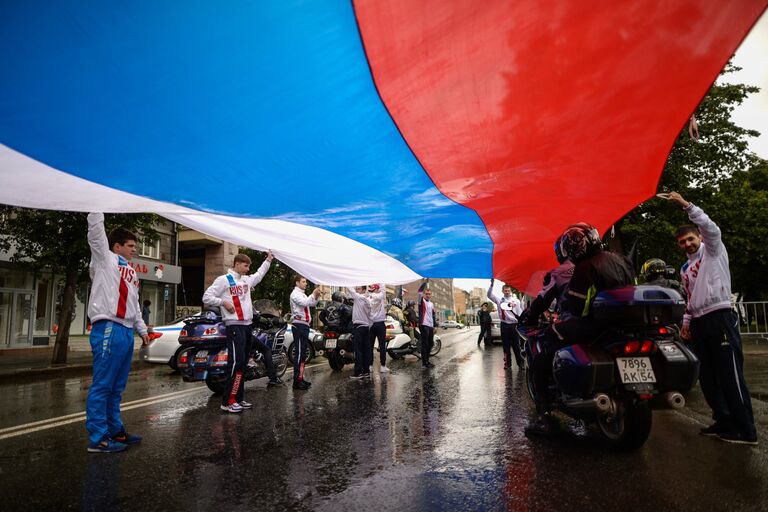 Участники праздничного миитинга в честь Дня России на площади Ленина в Новосибирске. 12 июня 2017