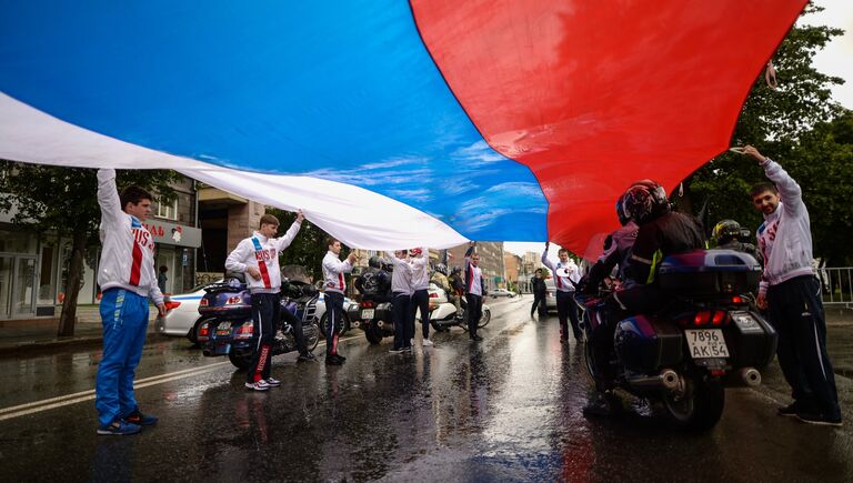 Участники праздничного миитинга в честь Дня России на площади Ленина в Новосибирске. 12 июня 2017